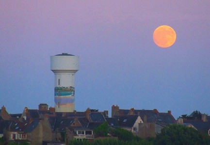 Lune rousse.